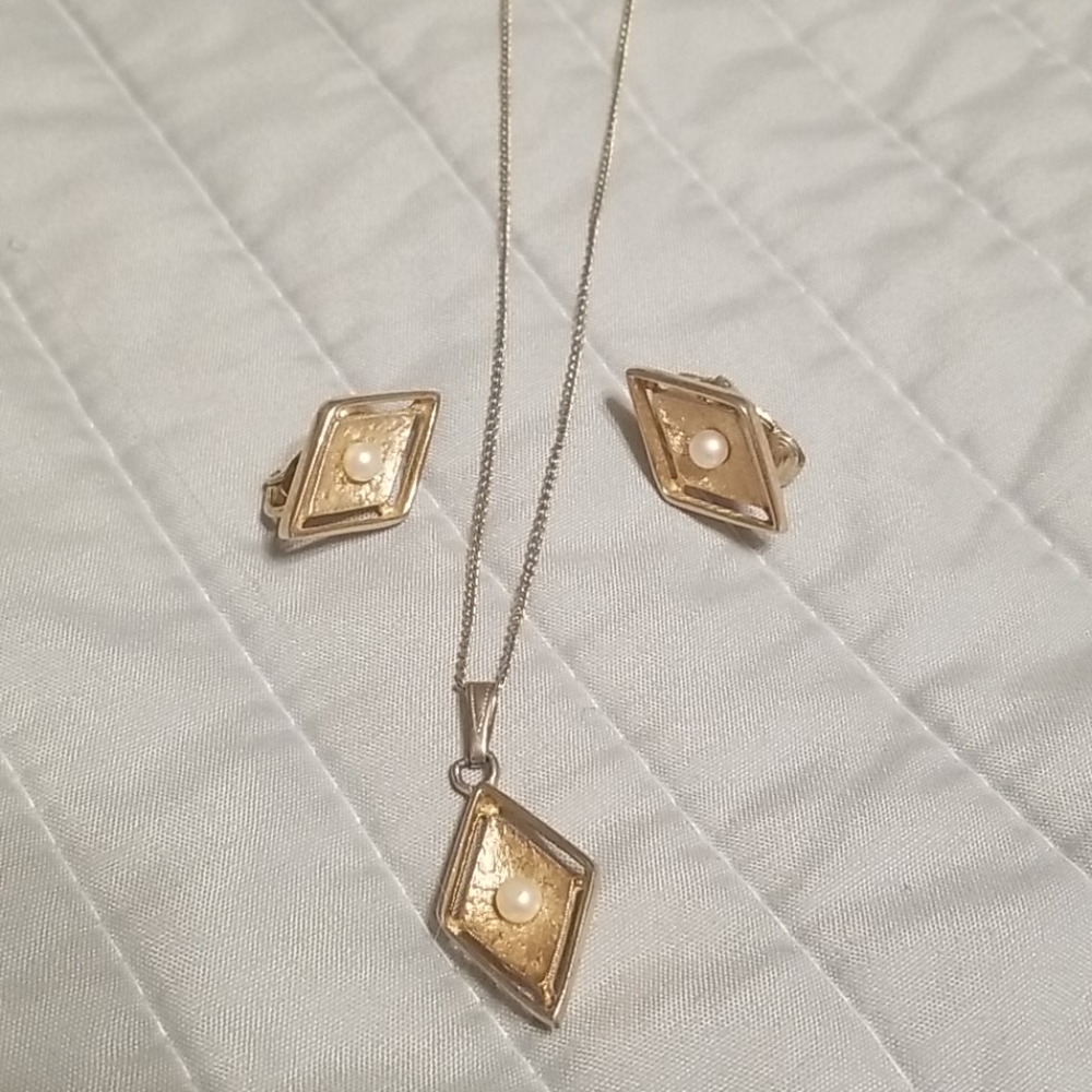 Vintage Sarah Coventry necklace and earrings set